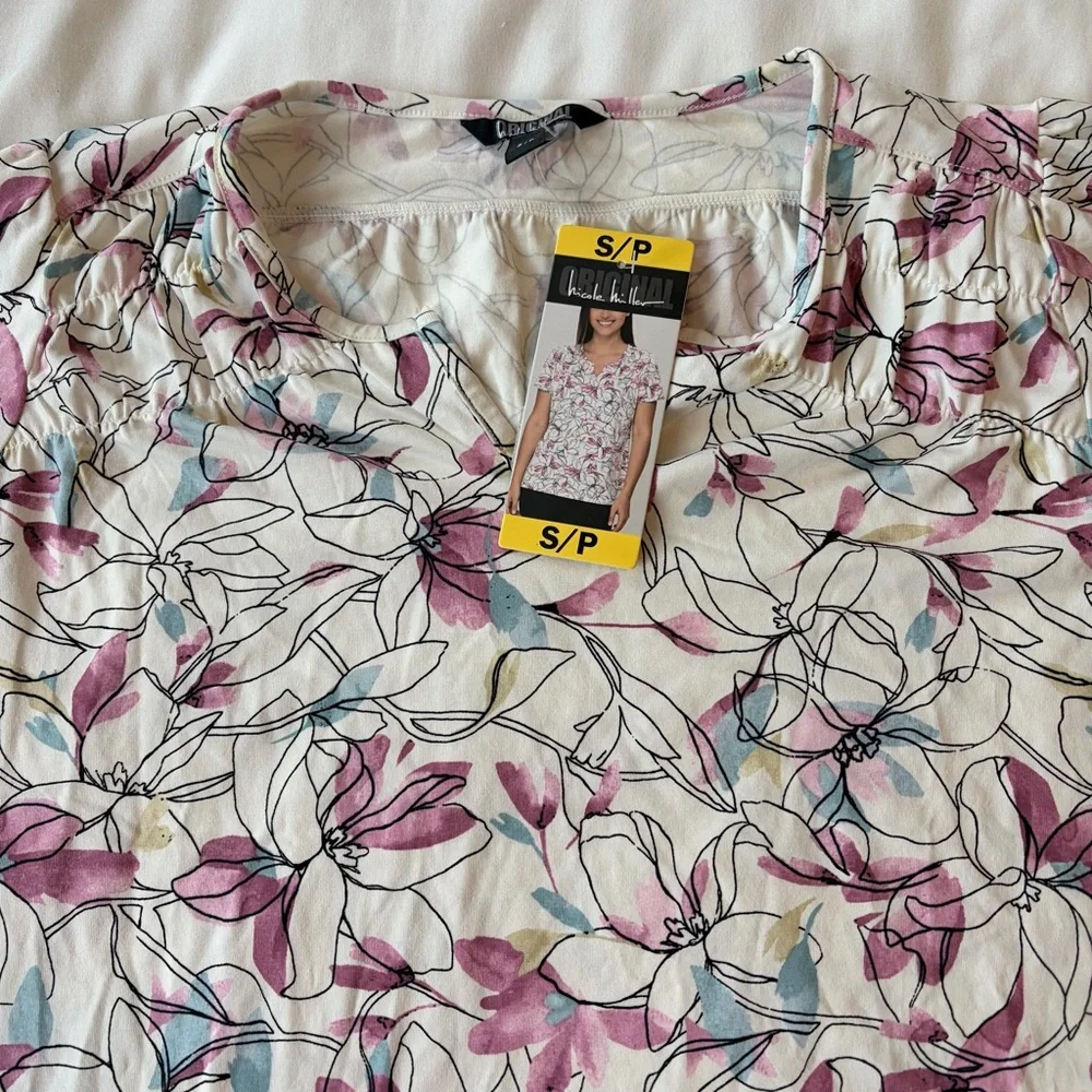 3/$25 Nicole Miller White and Pink Floral Short Sleeve Top - Picture 2 of 4